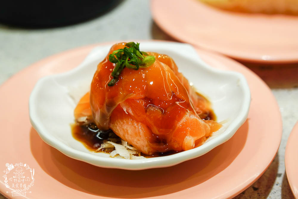 高雄[爭鮮PLUS迴轉壽司]高CP值的迴轉壽司!新推列車送餐超可愛!拉麵居然意外好吃?