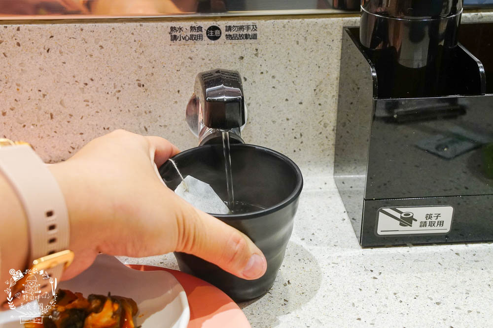 高雄[爭鮮PLUS迴轉壽司]高CP值的迴轉壽司!新推列車送餐超可愛!拉麵居然意外好吃?