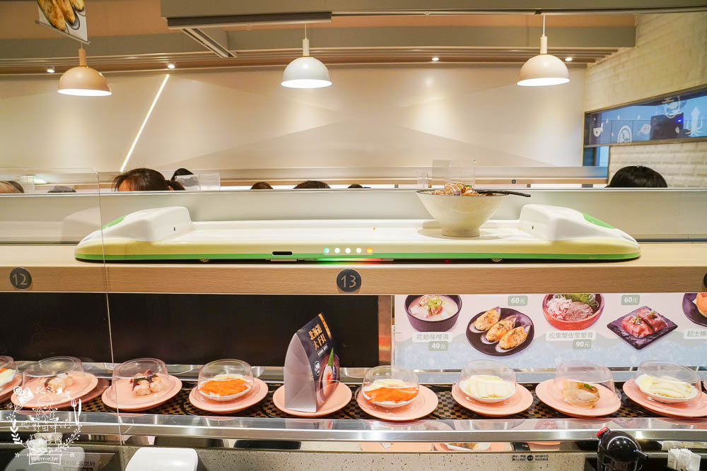 高雄[爭鮮PLUS迴轉壽司]高CP值的迴轉壽司!新推列車送餐超可愛!拉麵居然意外好吃?