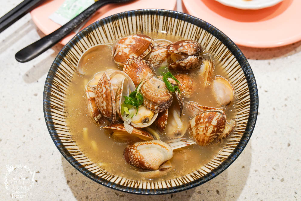 高雄[爭鮮PLUS迴轉壽司]高CP值的迴轉壽司!新推列車送餐超可愛!拉麵居然意外好吃?