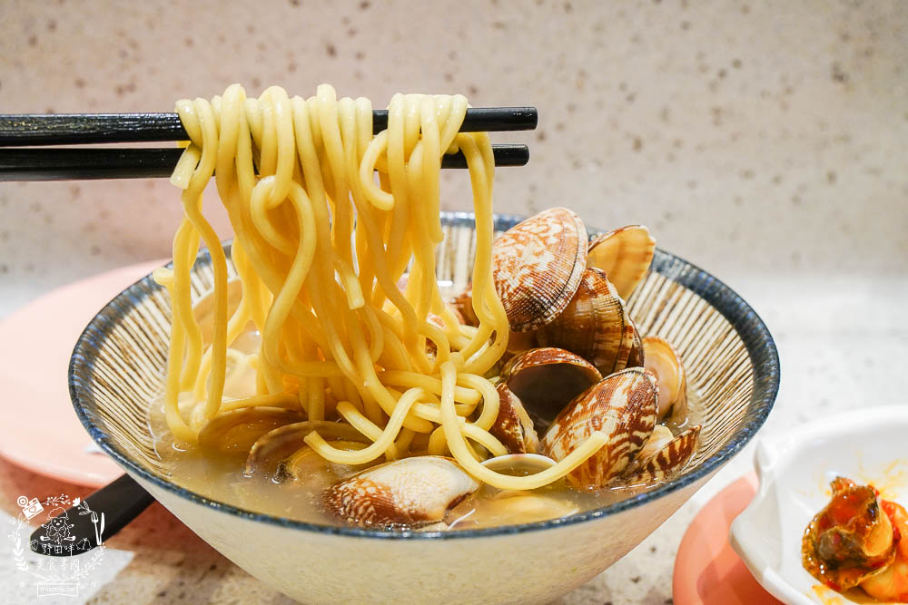 高雄[爭鮮PLUS迴轉壽司]高CP值的迴轉壽司!新推列車送餐超可愛!拉麵居然意外好吃?