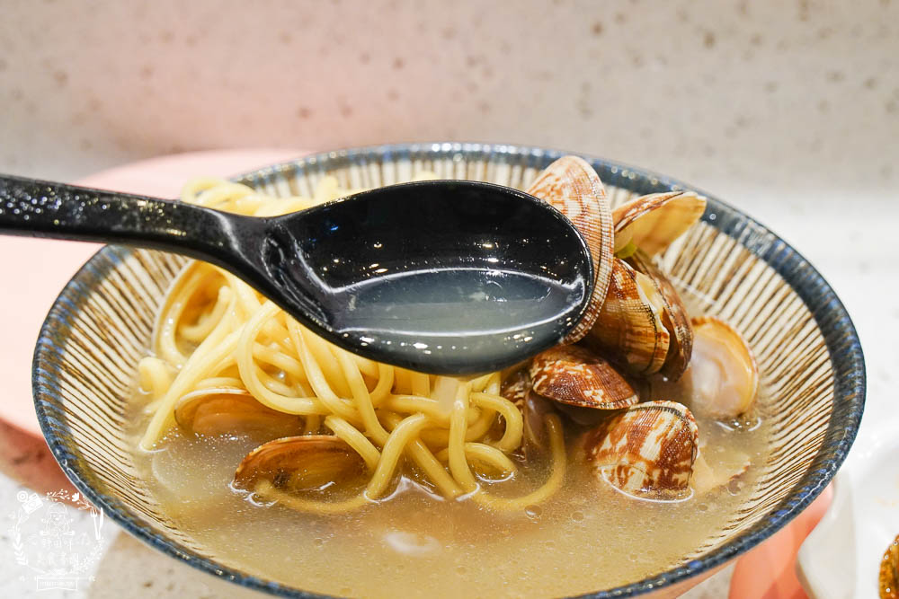 高雄[爭鮮PLUS迴轉壽司]高CP值的迴轉壽司!新推列車送餐超可愛!拉麵居然意外好吃?