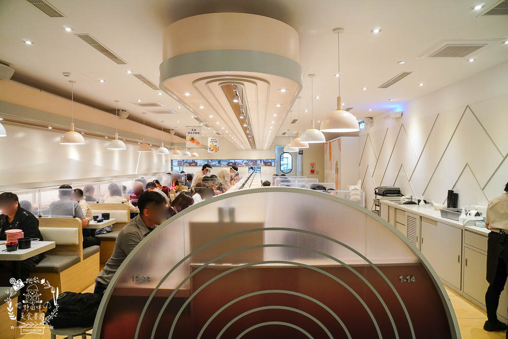 高雄[爭鮮PLUS迴轉壽司]高CP值的迴轉壽司!新推列車送餐超可愛!拉麵居然意外好吃?
