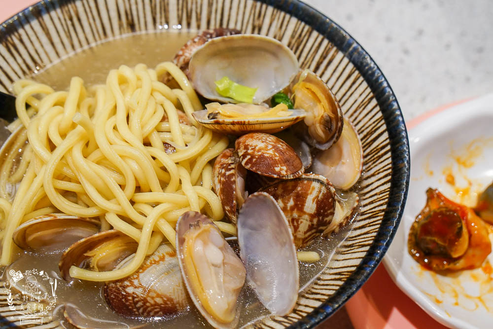 高雄[爭鮮PLUS迴轉壽司]高CP值的迴轉壽司!新推列車送餐超可愛!拉麵居然意外好吃?