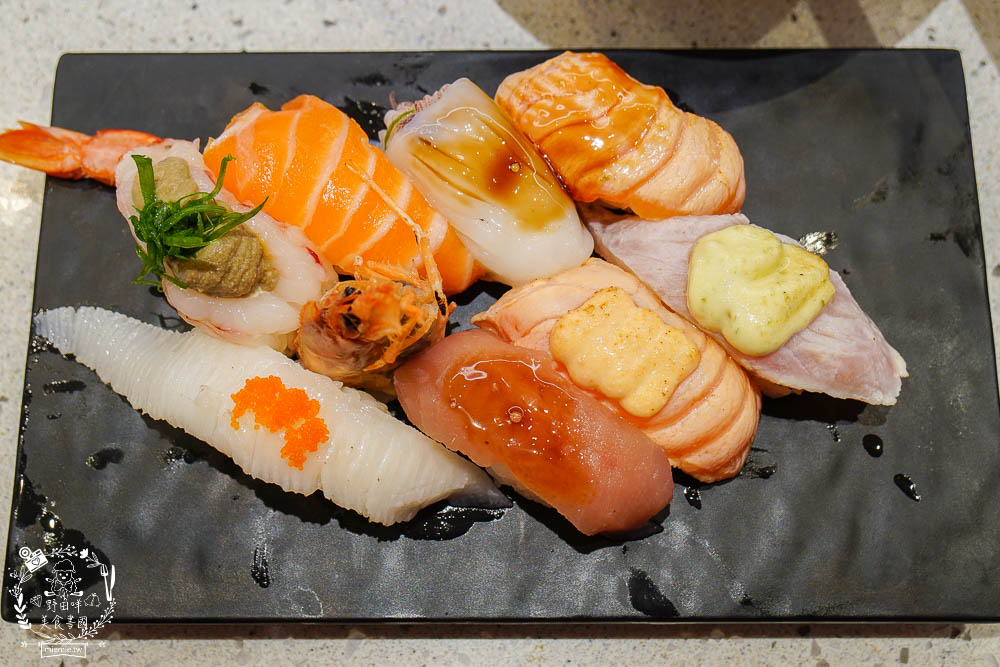 高雄[爭鮮PLUS迴轉壽司]高CP值的迴轉壽司!新推列車送餐超可愛!拉麵居然意外好吃?