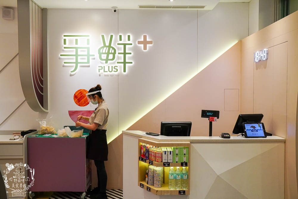 高雄[爭鮮PLUS迴轉壽司]高CP值的迴轉壽司!新推列車送餐超可愛!拉麵居然意外好吃?