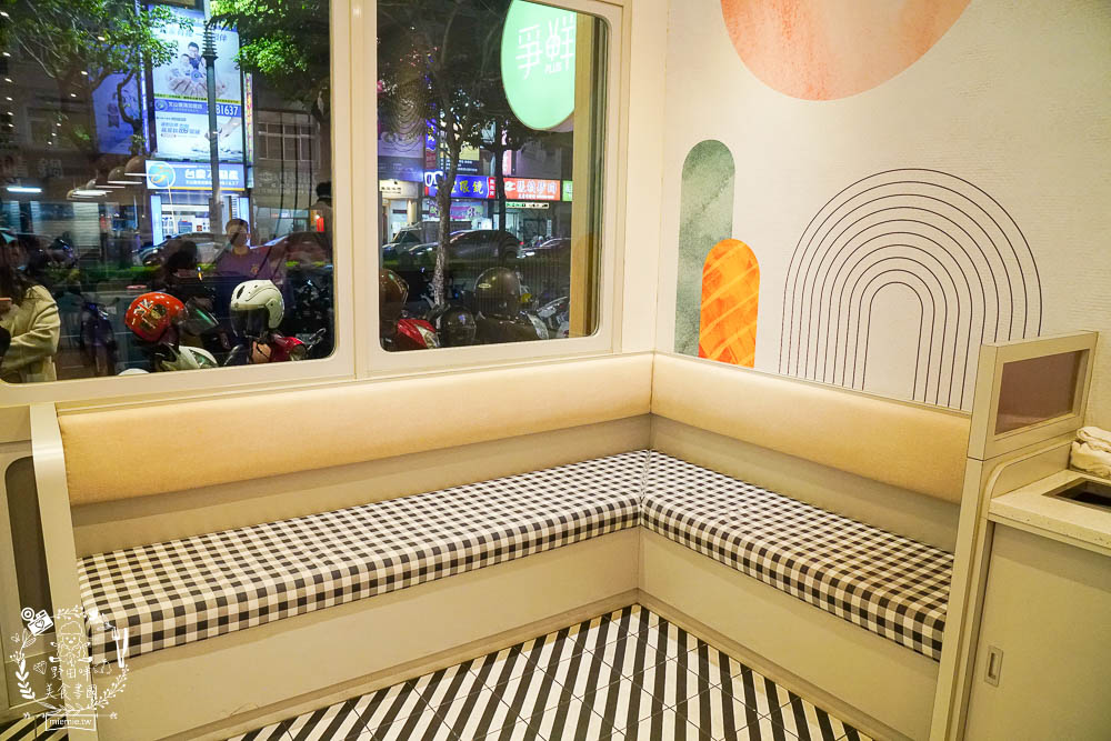 高雄[爭鮮PLUS迴轉壽司]高CP值的迴轉壽司!新推列車送餐超可愛!拉麵居然意外好吃?