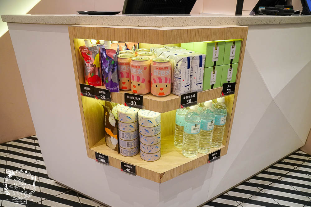 高雄[爭鮮PLUS迴轉壽司]高CP值的迴轉壽司!新推列車送餐超可愛!拉麵居然意外好吃?