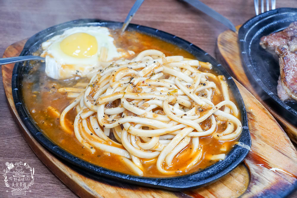 高雄[牛之呼吸牛排店]鬼滅之刃的主題牛排館!高CP值豪華綜合排人氣必點!