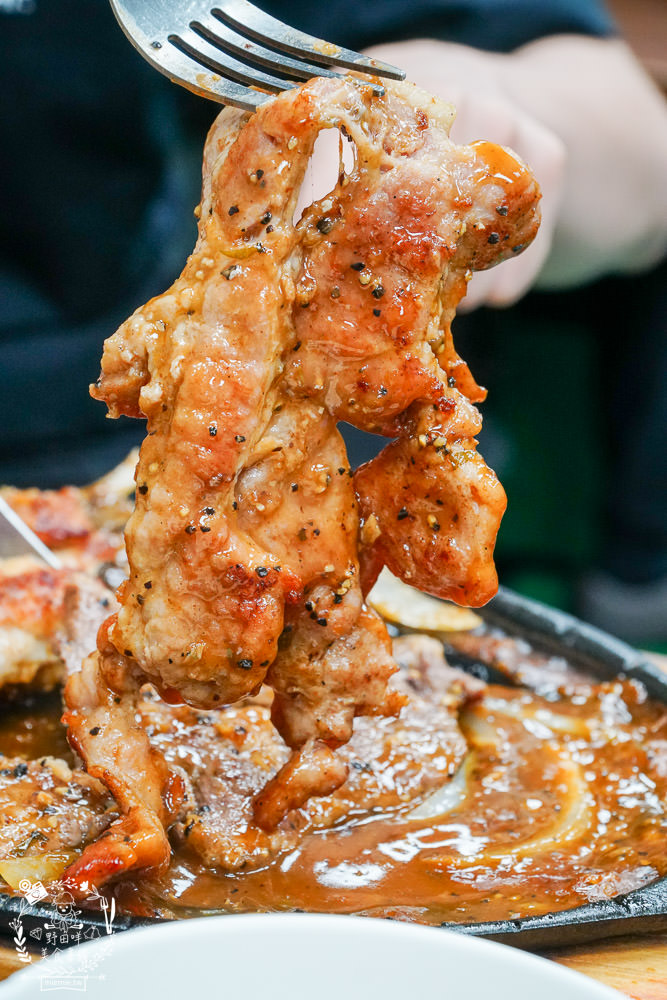 高雄[牛之呼吸牛排店]鬼滅之刃的主題牛排館!高CP值豪華綜合排人氣必點!