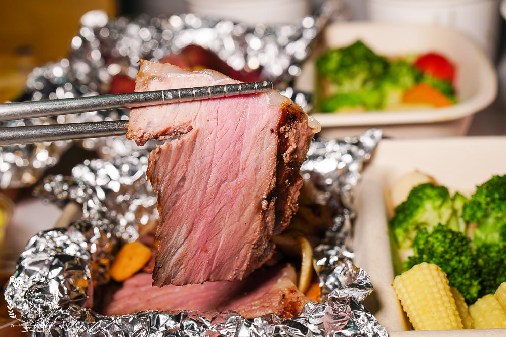 高雄牛室炙燒牛排超澎湃外帶便當!最低59元起?經典牛排必點推薦!珍奶披薩超好吃!