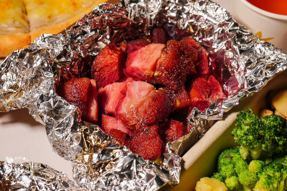 高雄牛室炙燒牛排超澎湃外帶便當!最低59元起?經典牛排必點推薦!珍奶披薩超好吃!