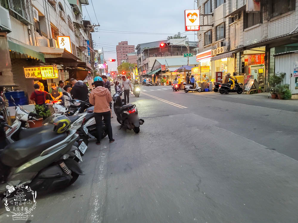 高雄隱藏版夜市[牛潮埔夜市]每周三才有的小夜市!超多人氣排隊美食!炸彈蔥油餅+沙威瑪+QQ球+東山鴨頭+酥炸大魷魚必吃!
