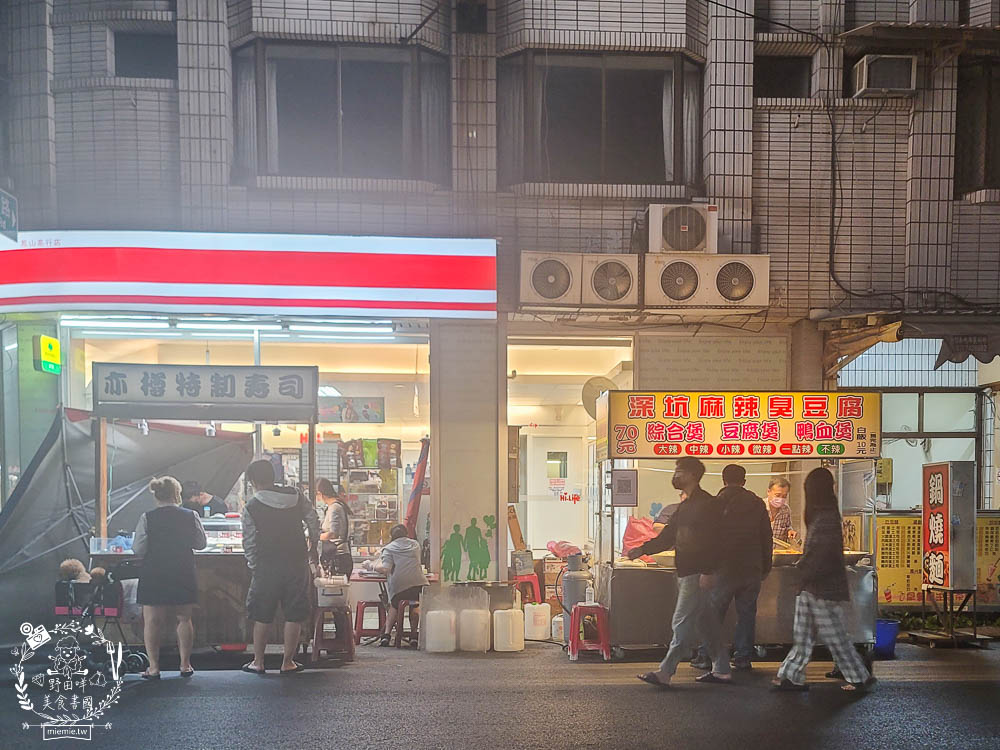 高雄隱藏版夜市[牛潮埔夜市]每周三才有的小夜市!超多人氣排隊美食!炸彈蔥油餅+沙威瑪+QQ球+東山鴨頭+酥炸大魷魚必吃!
