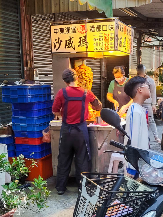 高雄隱藏版夜市[牛潮埔夜市]每周三才有的小夜市!超多人氣排隊美食!炸彈蔥油餅+沙威瑪+QQ球+東山鴨頭+酥炸大魷魚必吃!