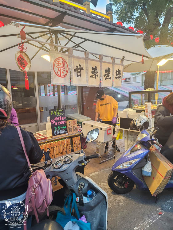 高雄隱藏版夜市[牛潮埔夜市]每周三才有的小夜市!超多人氣排隊美食!炸彈蔥油餅+沙威瑪+QQ球+東山鴨頭+酥炸大魷魚必吃!