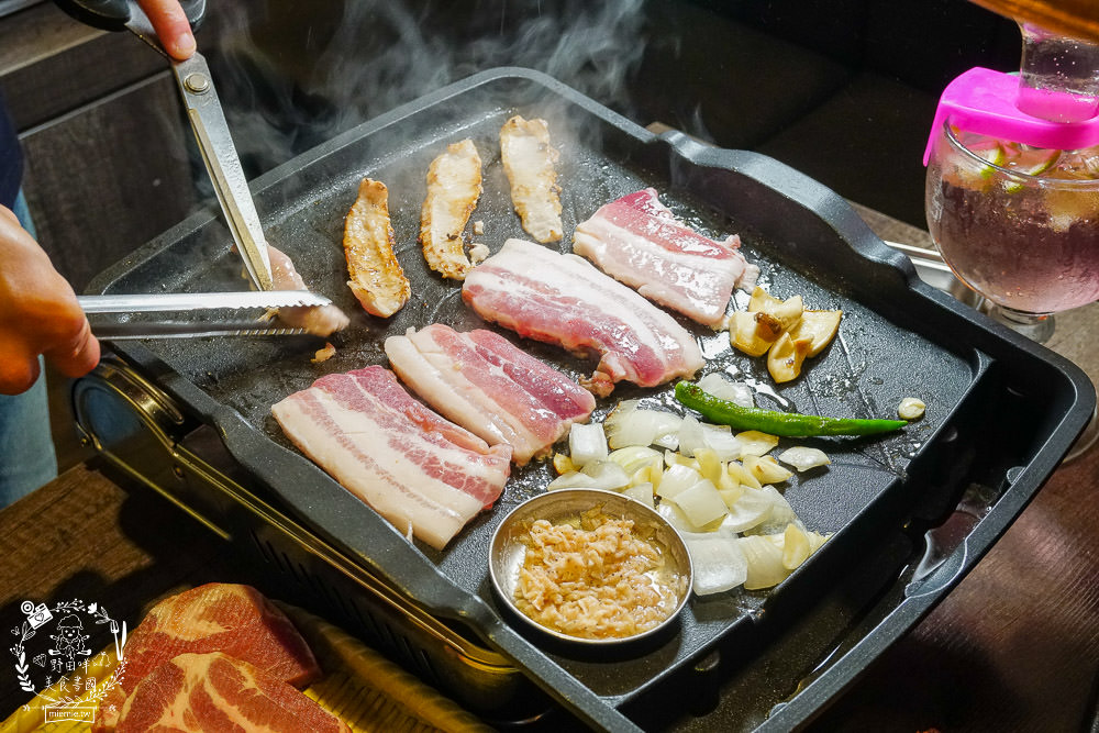 高雄烤肉推薦[牧穀韓式烤肉]韓國烤肉搭配夢幻調酒好過癮!專人燒烤服務可以爽吃燒肉