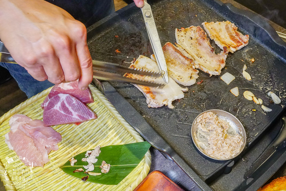 高雄烤肉推薦[牧穀韓式烤肉]韓國烤肉搭配夢幻調酒好過癮!專人燒烤服務可以爽吃燒肉