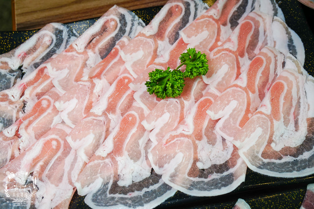 高雄[玖玖香一品鍋火鍋吃到飽]60種以上選擇只要498元還不收服務費!鮮美蛤蜊鍋超人氣推薦!