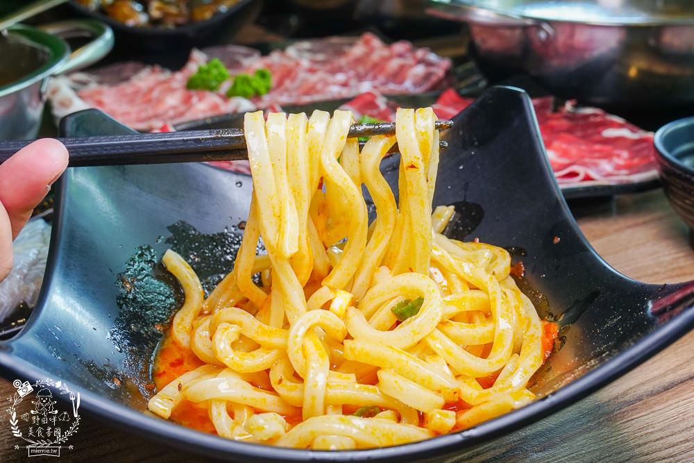 高雄[玖玖香一品鍋火鍋吃到飽]60種以上選擇只要498元還不收服務費!鮮美蛤蜊鍋超人氣推薦!