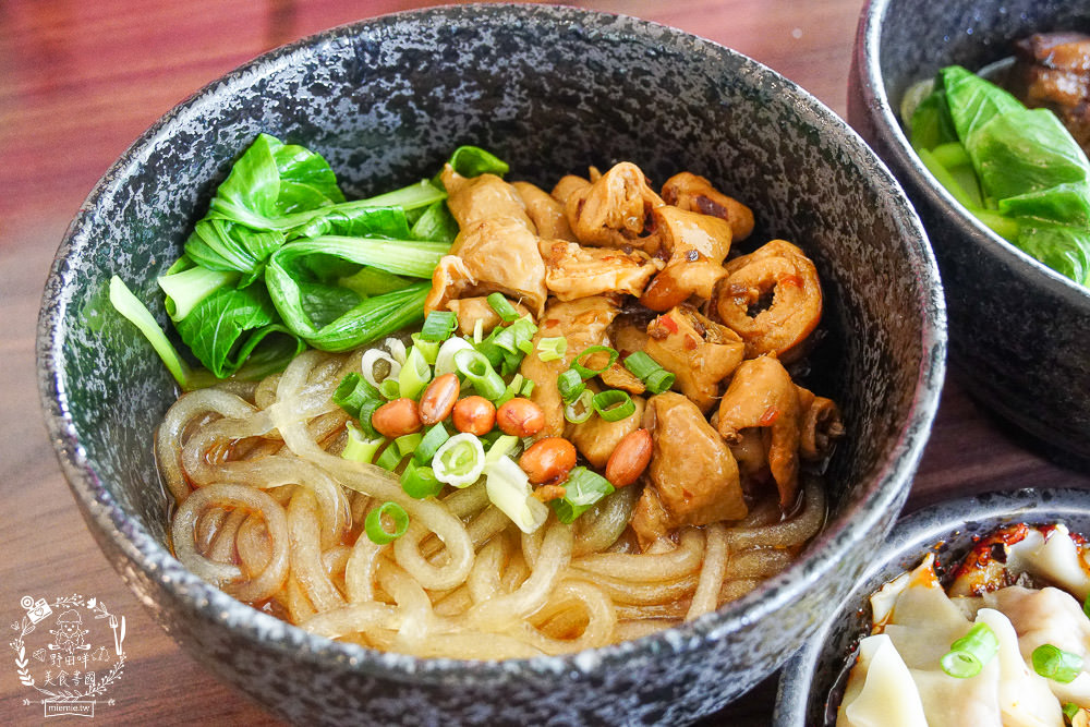 高雄[玲波重慶小麵]肥腸酸辣粉Q彈帶勁銷魂過癮!三多商圈麵店推薦~