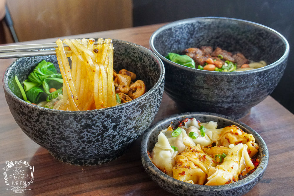 高雄[玲波重慶小麵]肥腸酸辣粉Q彈帶勁銷魂過癮!三多商圈麵店推薦~