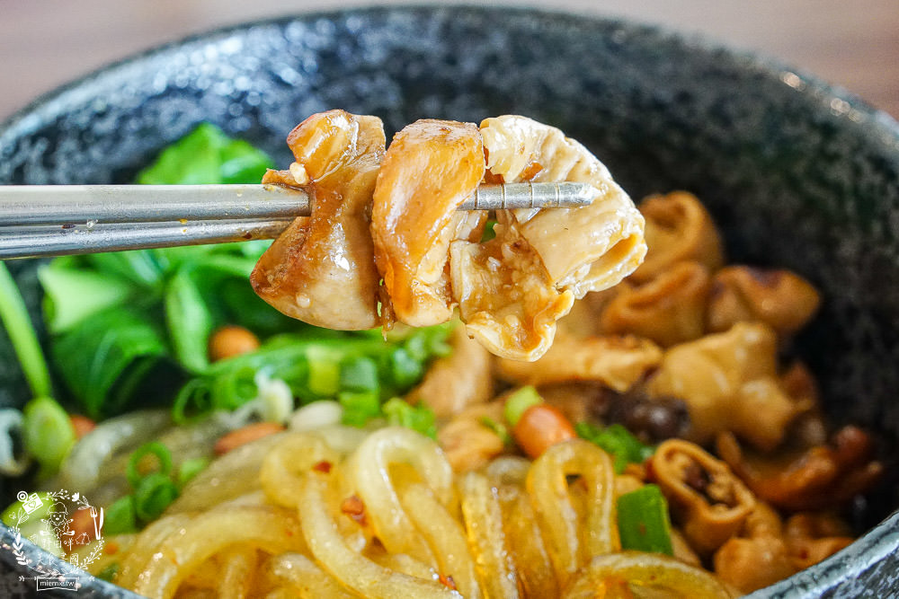 高雄[玲波重慶小麵]肥腸酸辣粉Q彈帶勁銷魂過癮!三多商圈麵店推薦~