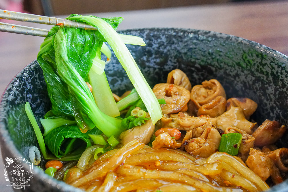 高雄[玲波重慶小麵]肥腸酸辣粉Q彈帶勁銷魂過癮!三多商圈麵店推薦~