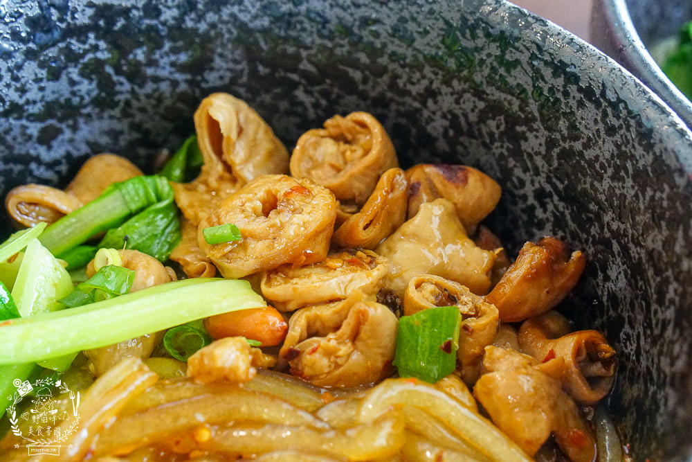 高雄[玲波重慶小麵]肥腸酸辣粉Q彈帶勁銷魂過癮!三多商圈麵店推薦~