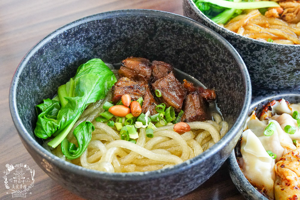 高雄[玲波重慶小麵]肥腸酸辣粉Q彈帶勁銷魂過癮!三多商圈麵店推薦~