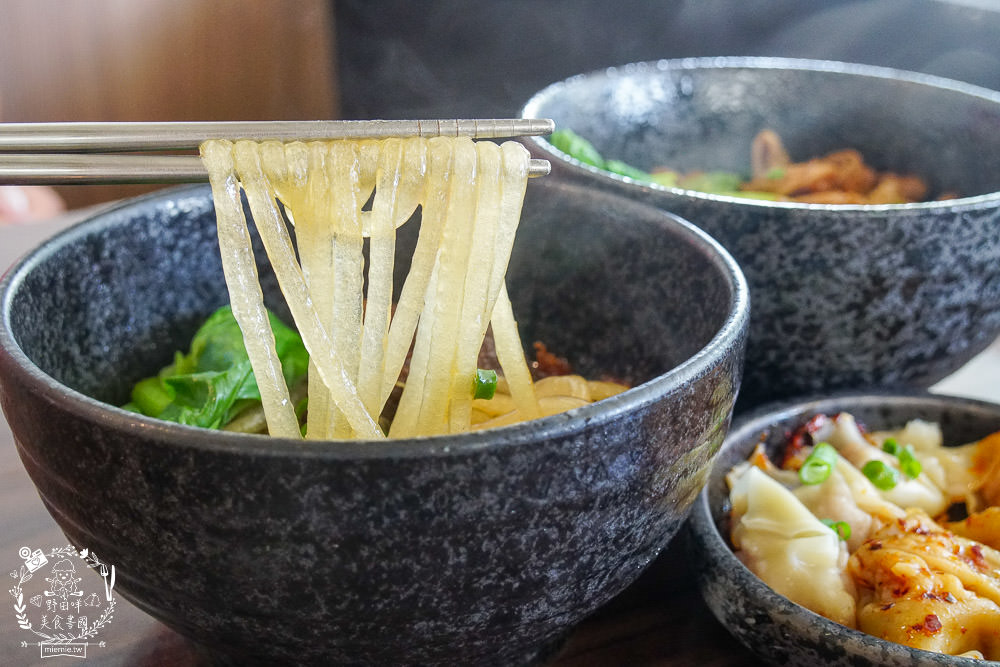 高雄[玲波重慶小麵]肥腸酸辣粉Q彈帶勁銷魂過癮!三多商圈麵店推薦~