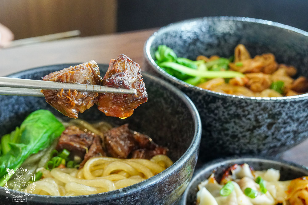 高雄[玲波重慶小麵]肥腸酸辣粉Q彈帶勁銷魂過癮!三多商圈麵店推薦~