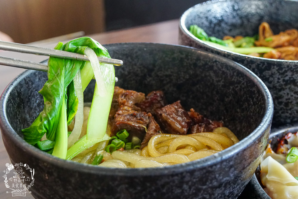 高雄[玲波重慶小麵]肥腸酸辣粉Q彈帶勁銷魂過癮!三多商圈麵店推薦~