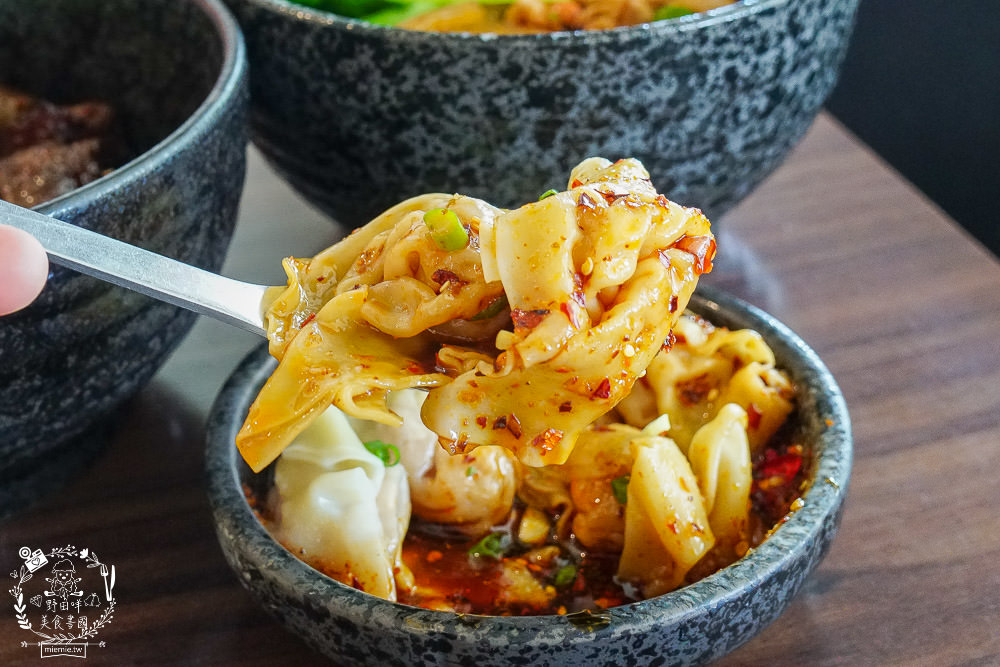 高雄[玲波重慶小麵]肥腸酸辣粉Q彈帶勁銷魂過癮!三多商圈麵店推薦~