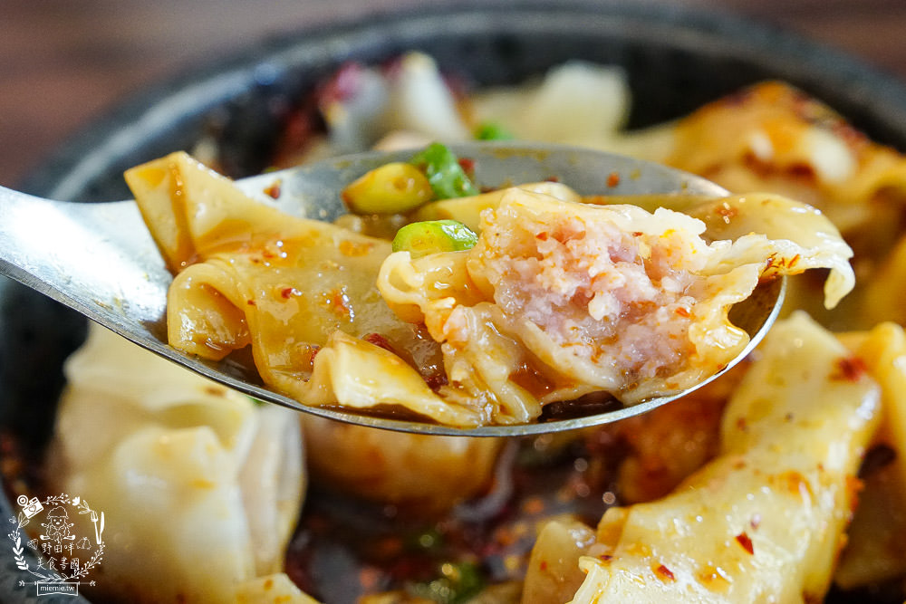 高雄[玲波重慶小麵]肥腸酸辣粉Q彈帶勁銷魂過癮!三多商圈麵店推薦~