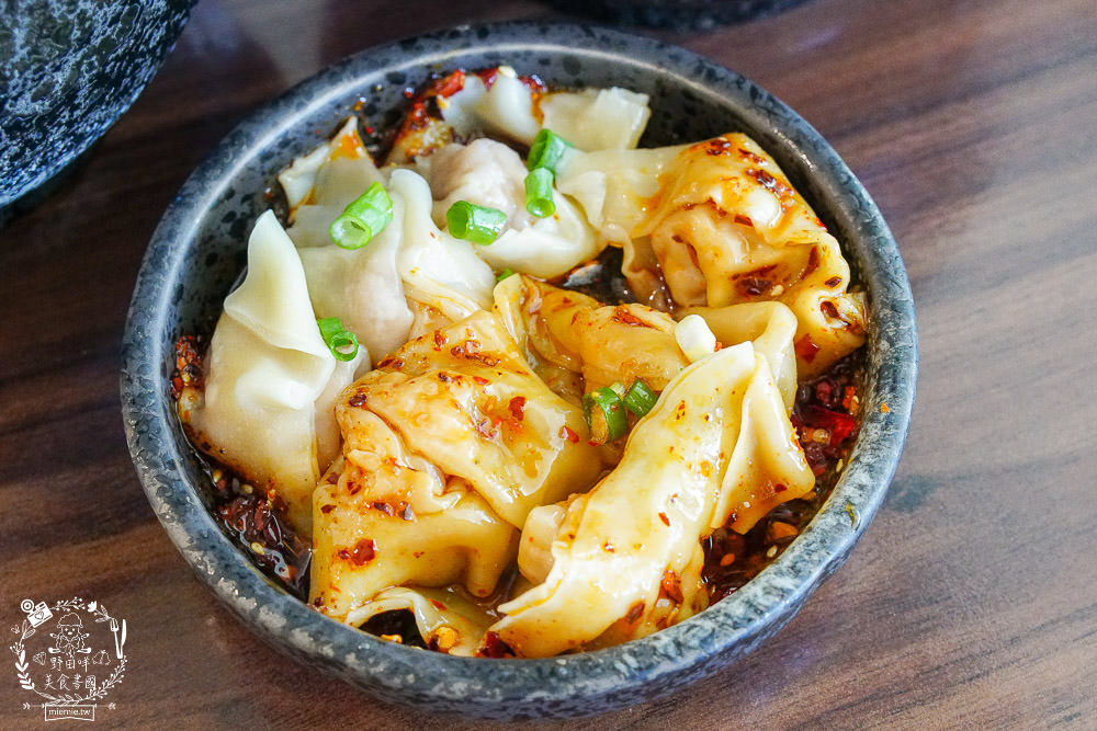 高雄[玲波重慶小麵]肥腸酸辣粉Q彈帶勁銷魂過癮!三多商圈麵店推薦~