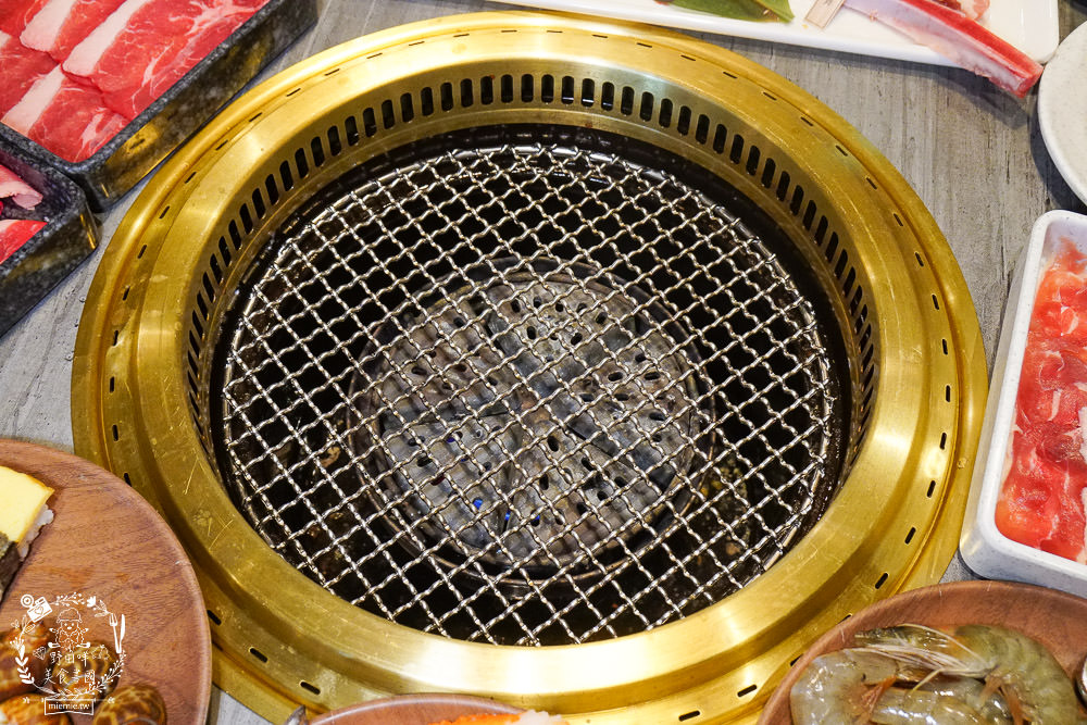 高雄[男前燒肉火烤兩吃吃到飽]泉成集團新品牌入駐夢時代!超霸氣88品自助吧最低688元起