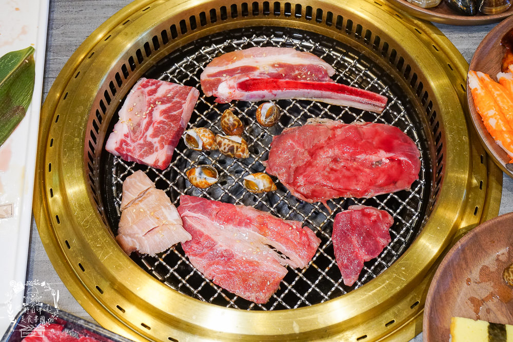 高雄[男前燒肉火烤兩吃吃到飽]泉成集團新品牌入駐夢時代!超霸氣88品自助吧最低688元起