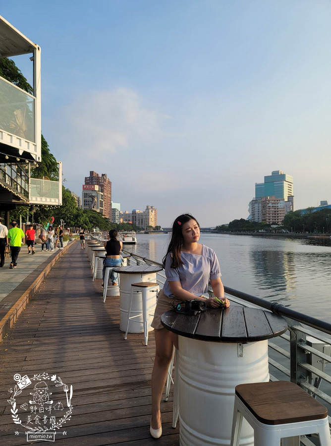 高雄[白色戀人貨櫃屋]超好拍照的夢幻網美餐廳!夕陽下的河畔美炸!