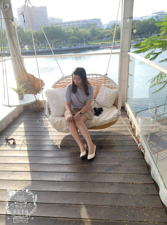 高雄[白色戀人貨櫃屋]超好拍照的夢幻網美餐廳!夕陽下的河畔美炸!