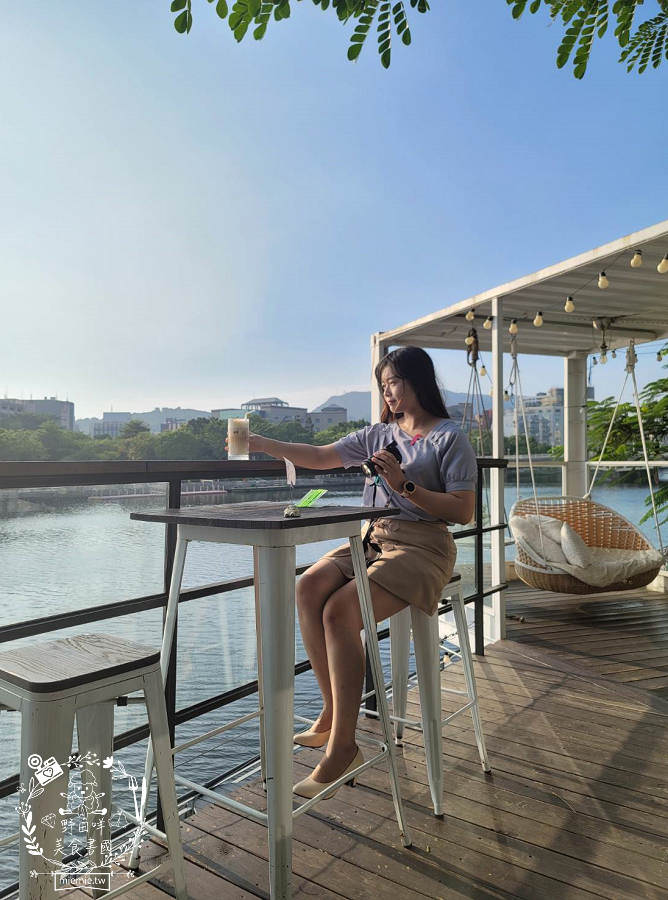 高雄[白色戀人貨櫃屋]超好拍照的夢幻網美餐廳!夕陽下的河畔美炸!