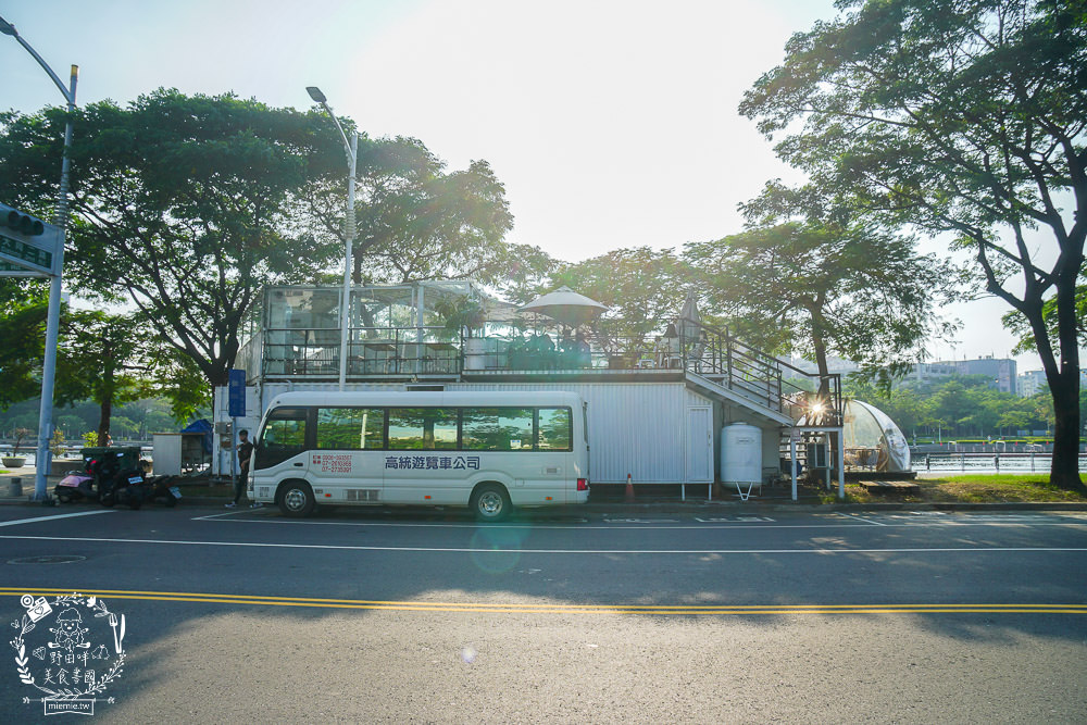 高雄[白色戀人貨櫃屋]超好拍照的夢幻網美餐廳!夕陽下的河畔美炸!