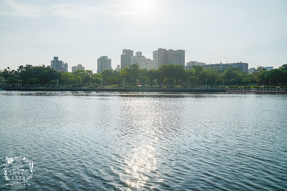 高雄[白色戀人貨櫃屋]超好拍照的夢幻網美餐廳!夕陽下的河畔美炸!