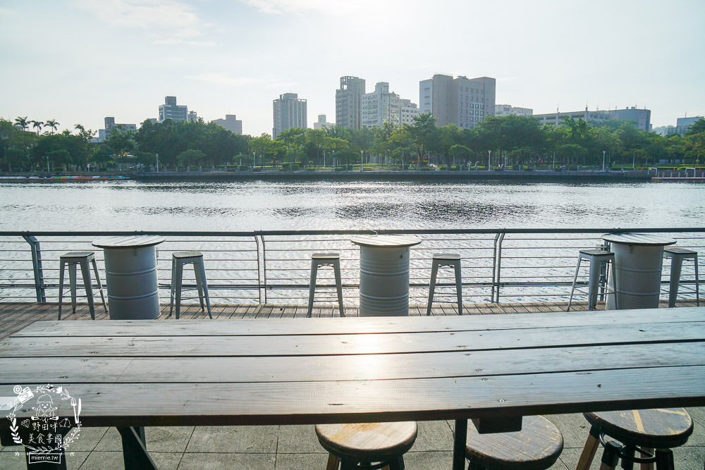 高雄[白色戀人貨櫃屋]超好拍照的夢幻網美餐廳!夕陽下的河畔美炸!