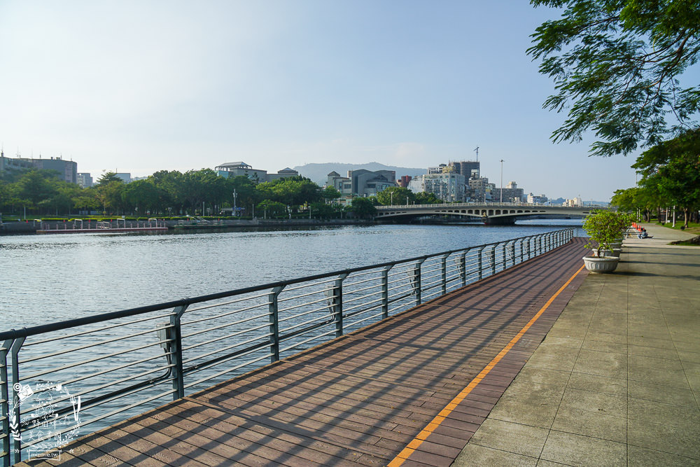 高雄[白色戀人貨櫃屋]超好拍照的夢幻網美餐廳!夕陽下的河畔美炸!
