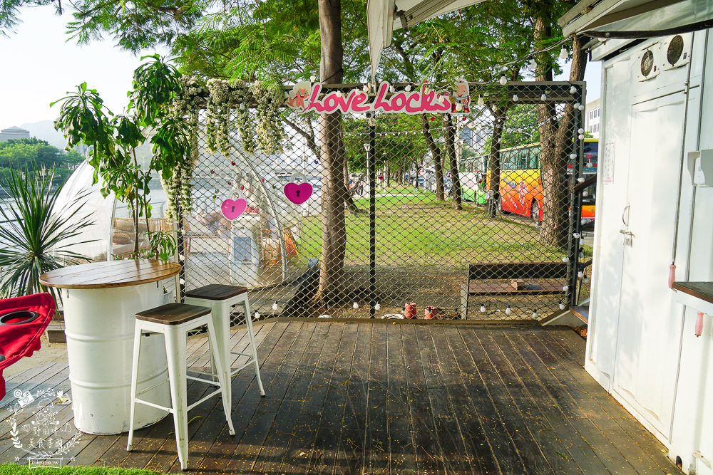 高雄[白色戀人貨櫃屋]超好拍照的夢幻網美餐廳!夕陽下的河畔美炸!