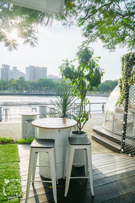 高雄[白色戀人貨櫃屋]超好拍照的夢幻網美餐廳!夕陽下的河畔美炸!