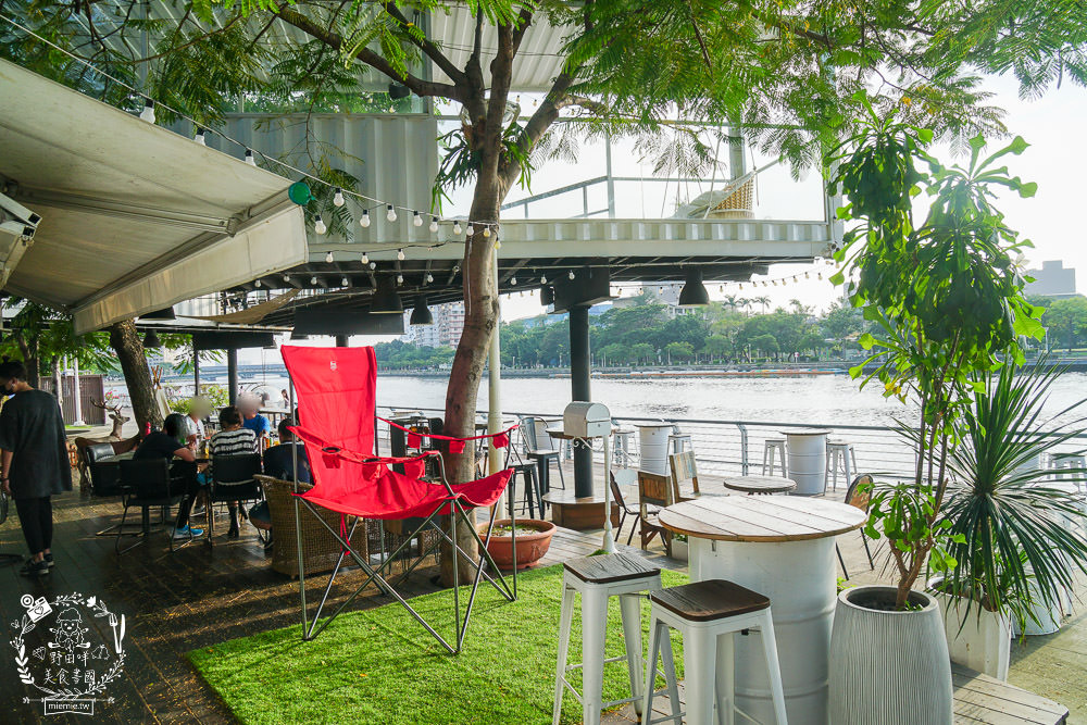 高雄[白色戀人貨櫃屋]超好拍照的夢幻網美餐廳!夕陽下的河畔美炸!