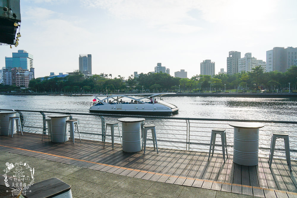 高雄[白色戀人貨櫃屋]超好拍照的夢幻網美餐廳!夕陽下的河畔美炸!