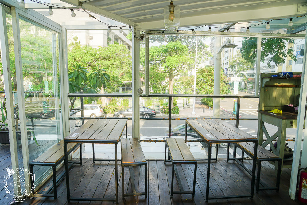 高雄[白色戀人貨櫃屋]超好拍照的夢幻網美餐廳!夕陽下的河畔美炸!